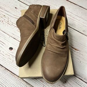 NEW Clarks Camzin Pace Taupe Nubuck Booties